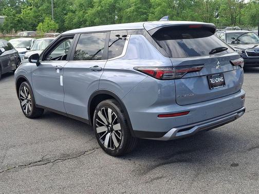 Moonstone Gray Metallic 2026 Mitsubishi Outlander SE S-AWC