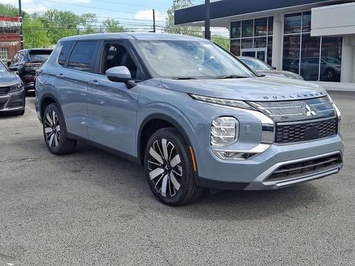 Moonstone Gray Metallic 2026 Mitsubishi Outlander SE S-AWC