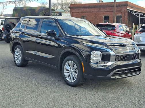 Labrador Black Pearl 2026 Mitsubishi Outlander ES S-AWC