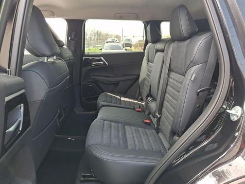 Labrador Black Pearl 2026 Mitsubishi Outlander SE 1.5T S-AWC