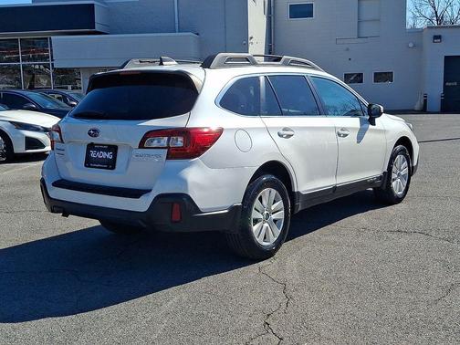 Crystal White Pearl 2019 Subaru Outback 2.5i Premium
