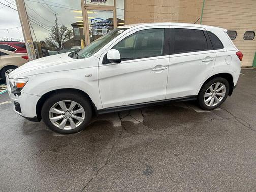 White 2015 Mitsubishi Outlander Sport ES