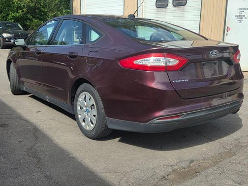 Burgundy 2013 Ford Fusion SE