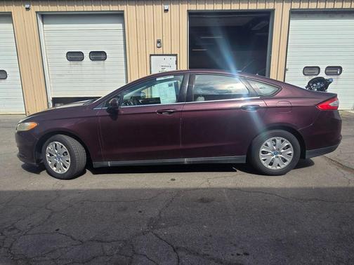 Burgundy 2013 Ford Fusion SE
