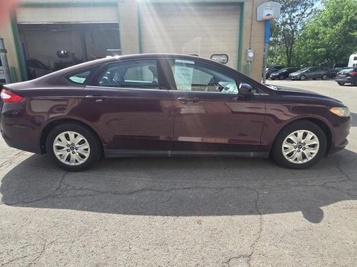 Burgundy 2013 Ford Fusion SE
