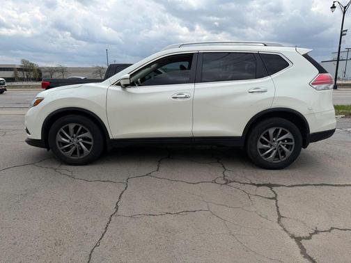 White 2016 Nissan Rogue SL