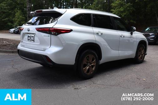 2023 Toyota Highlander Hybrid Bronze Edition