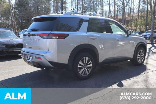 2022 Nissan Pathfinder SL
