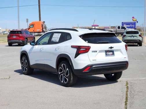 Summit White 2026 Chevrolet Trax FWD 2RS