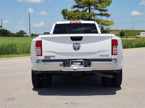 2024 RAM 3500 Big Horn Crew Cab 4x4 8' Box