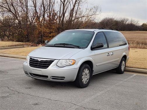 2005 Chrysler Town & Country Base