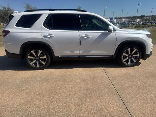 Platinum White Pearl 2023 Honda Pilot Touring 8-Passenger