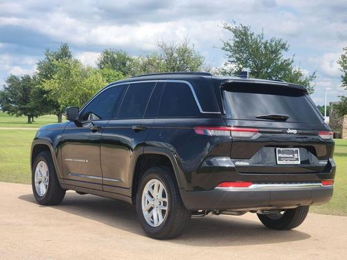 Diamond Black Crystal Pearlcoat 2025 Jeep Grand Cherokee Laredo