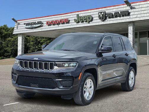 Diamond Black Crystal Pearlcoat 2025 Jeep Grand Cherokee Laredo