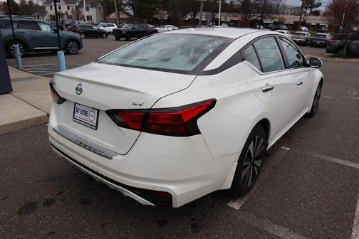 Pearl White Tricoat 2022 Nissan Altima 2.5 SV