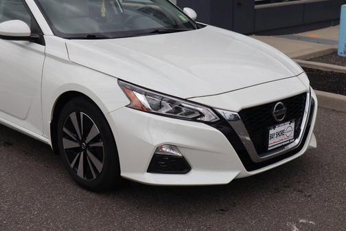 Pearl White Tricoat 2022 Nissan Altima 2.5 SV