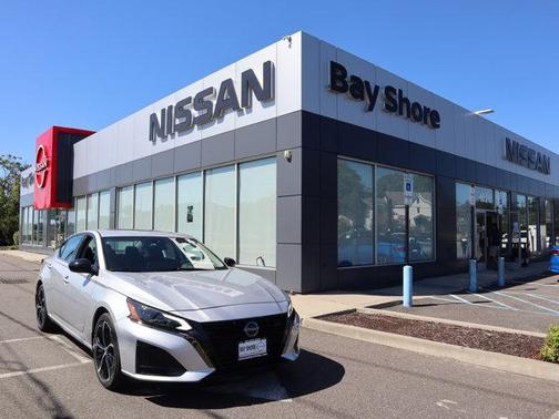 Brilliant Silver Metallic 2024 Nissan Altima SR FWD