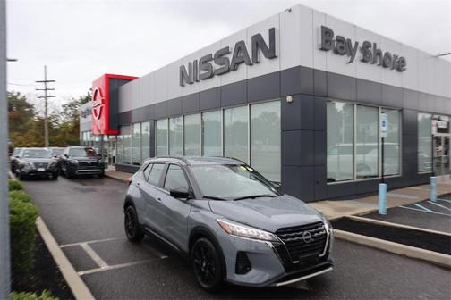 2022 Nissan Kicks SR