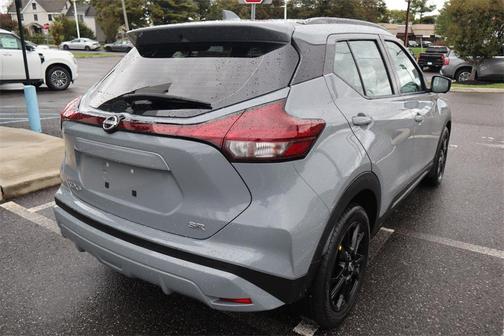 2022 Nissan Kicks SR