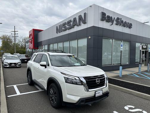 Pearl White Tricoat 2024 Nissan Pathfinder SV 4WD