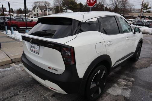 2025 Nissan Kicks SR