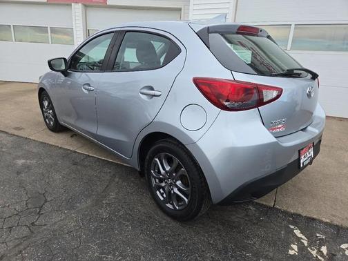 2020 Toyota Yaris Sedan LE