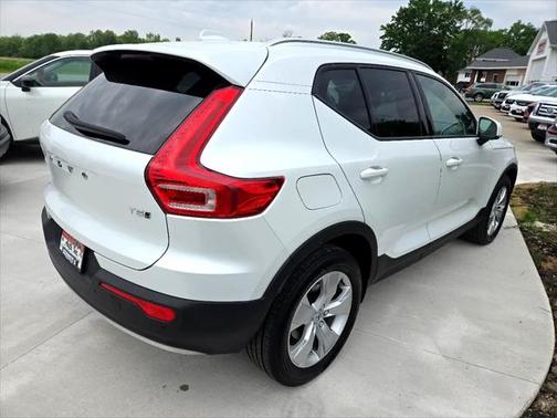2021 Volvo XC40 T5 Momentum