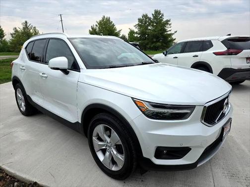 2021 Volvo XC40 T5 Momentum