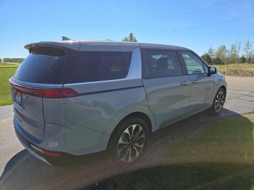 Ceramic Silver 2022 Kia Carnival EX