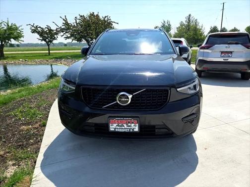 2024 Volvo XC40 B5 Core Dark Theme