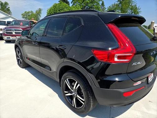 2024 Volvo XC40 B5 Core Dark Theme
