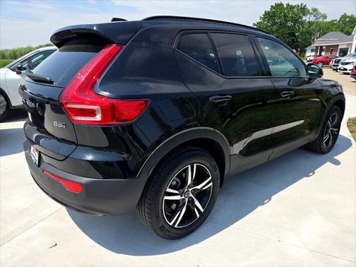 2024 Volvo XC40 B5 Core Dark Theme