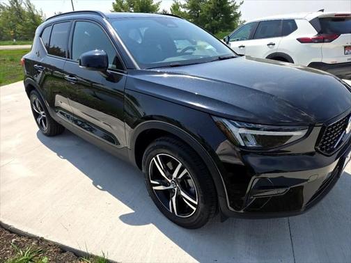 2024 Volvo XC40 B5 Core Dark Theme
