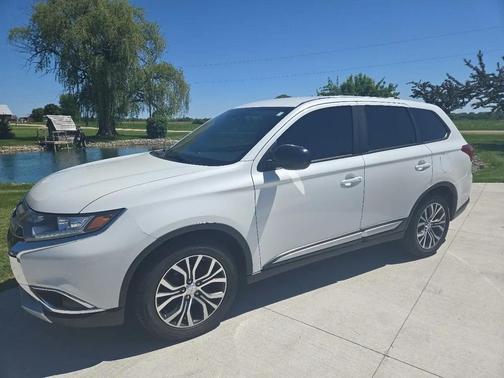 Diamond White Pearl 2018 Mitsubishi Outlander ES