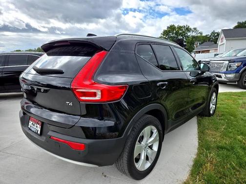 2021 Volvo XC40 T4 Momentum