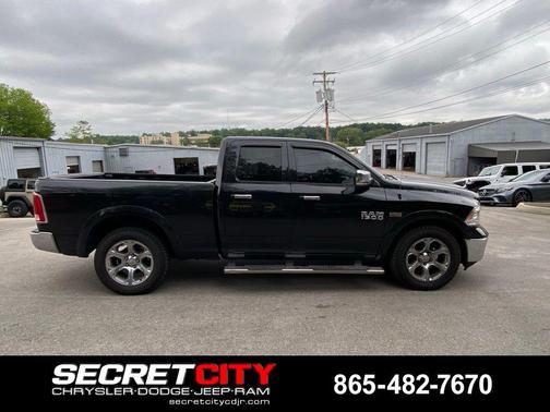 Brilliant Black Crystal Pearlcoat 2018 RAM 1500 Laramie