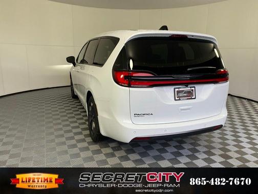Bright White Clearcoat 2026 Chrysler Pacifica Select