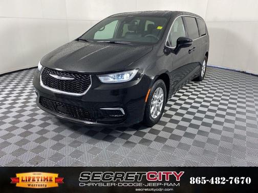 Diamond Black 2026 Chrysler Pacifica Select