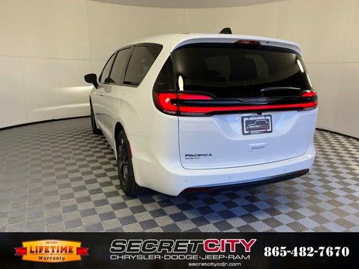 Bright White Clearcoat 2026 Chrysler Pacifica Select