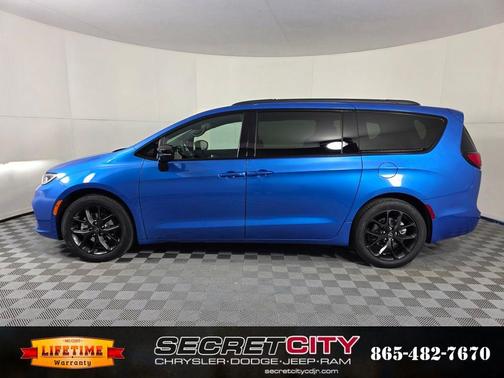 Hydro Blue Pearlcoat 2026 Chrysler Pacifica Select