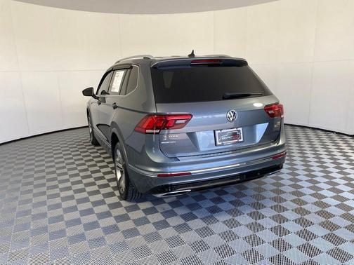 Platinum Gray Metallic 2018 Volkswagen Tiguan 2.0T SEL
