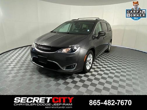 Granite Crystal Clearcoat Metallic 2017 Chrysler Pacifica Touring-L Plus