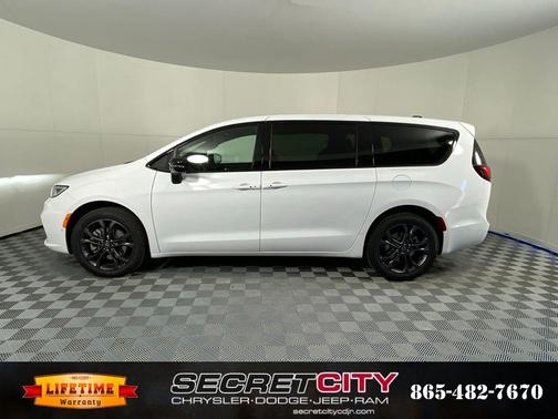 Bright White Clearcoat 2026 Chrysler Pacifica Select