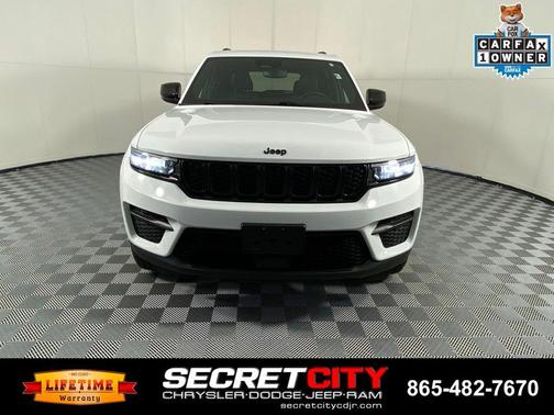 Bright White Clearcoat 2023 Jeep Grand Cherokee Altitude