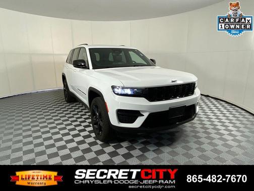 Bright White Clearcoat 2023 Jeep Grand Cherokee Altitude
