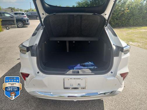 White Frost Tricoat 2026 Buick Envista Avenir FWD