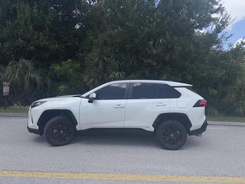 2022 Toyota RAV4 Hybrid SE