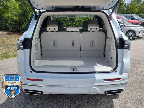 Iridescent White Tricoat 2026 Buick Enclave Avenir FWD