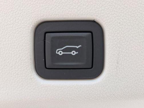 Iridescent White Tricoat 2026 Buick Enclave Avenir FWD