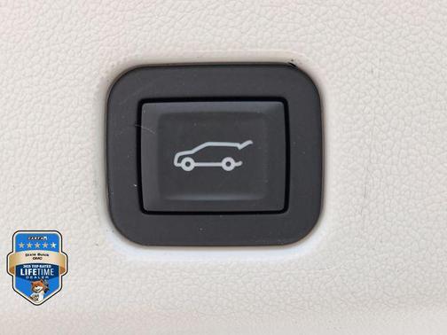 Iridescent White Tricoat 2026 Buick Enclave Avenir FWD